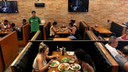 Restaurante cheio durante o almoço, com famílias reunidas às mesas