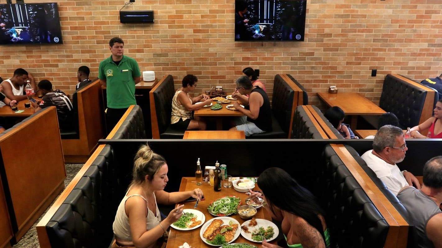 Restaurante cheio durante o almoço, com famílias reunidas às mesas