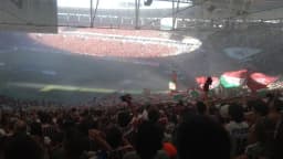 Torcida do Fluminense com bandeiras grená, branca e verde no Maracanã