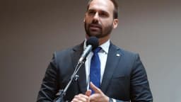 Eduardo Bolsonaro discursa ao microfone em evento na Câmara dos Deputados