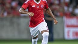 Jogador do Internacional em campo com o uniforme titular do clube (foto de arquivo, sem relação direta com o caso)