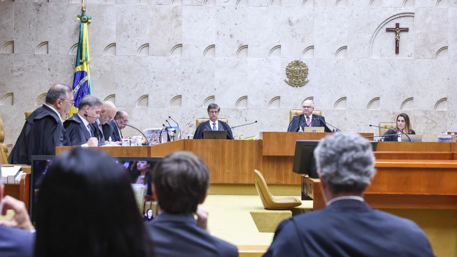 Ministros do STF durante sessão plenária de abril de 2026, quando o julgamento sobre o governo do Rio foi suspenso