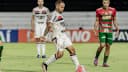 Jogador do Botafogo-SP conduz a bola em partida da Série B