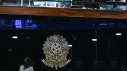 Brasão da República na bancada da Mesa do plenário do Senado Federal, em Brasília, durante sessão. Foto de contexto