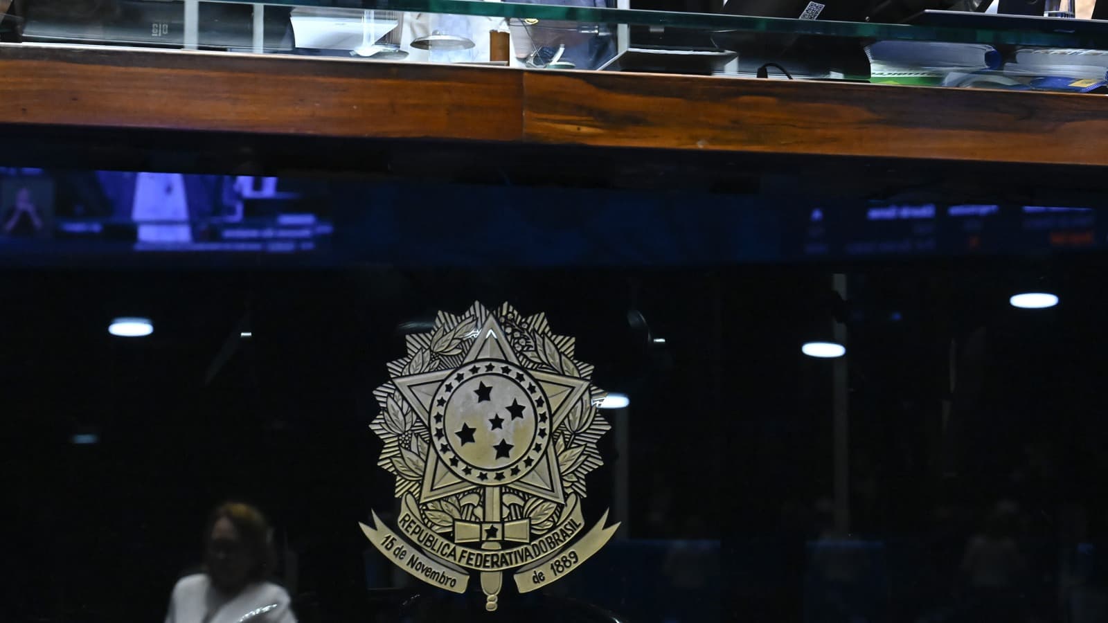 Brasão da República na bancada da Mesa do plenário do Senado Federal, em Brasília, durante sessão. Foto de contexto