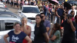 Fila de carros e pessoas na rua em Salvador durante a falta de ônibus no dia da eleição
