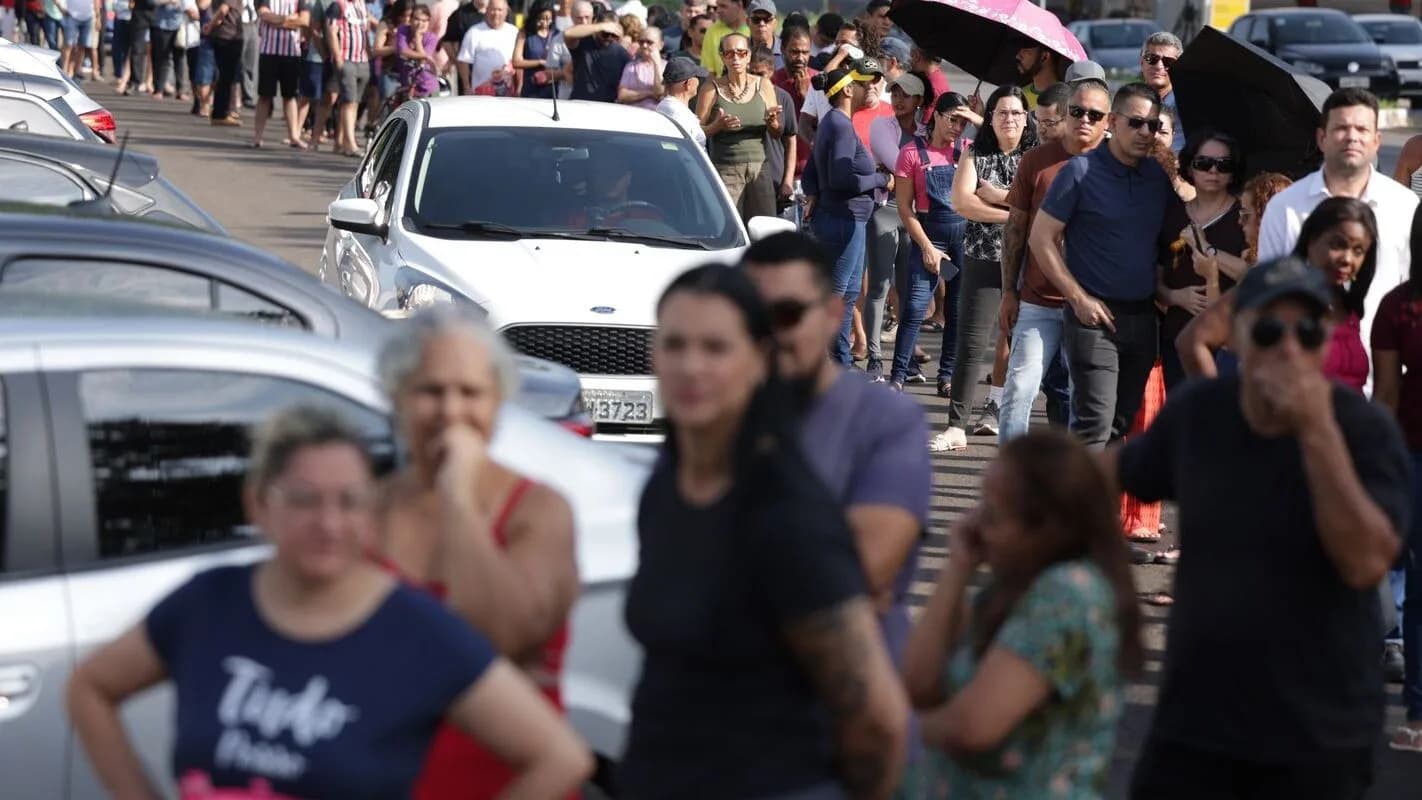 Fila de carros e pessoas na rua em Salvador durante a falta de ônibus no dia da eleição