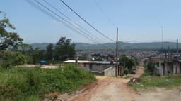 Vista da área urbanizada dentro da Cratera de Colônia, no Jardim Vargem Grande, zona sul de São Paulo
