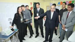 Servidores da Justiça Eleitoral examinam urna eletrônica durante auditoria do sistema de votação