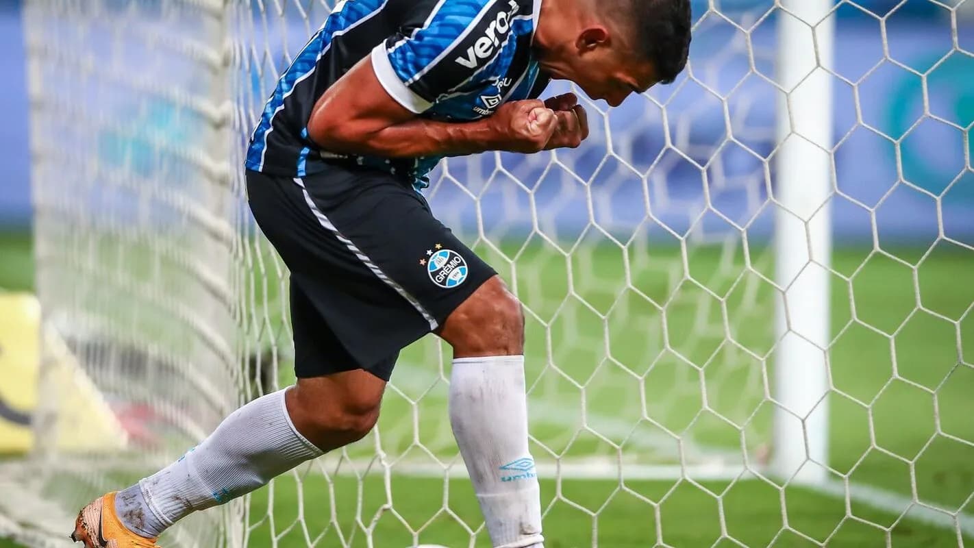 Diego Souza em ação como jogador do Grêmio comemorando gol (foto de arquivo)