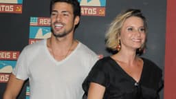 Cauã Reymond e a atriz Paula Burlamaqui em evento de lançamento