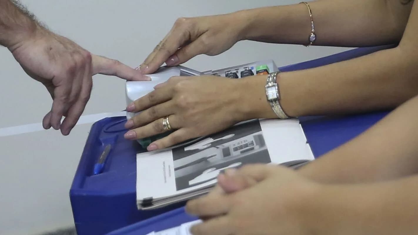 Mãos de eleitor seguram documento de identificação para votação, foto de arquivo da Agência Brasil