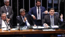 Davi Alcolumbre preside sessão no plenário do Senado ao lado de outros senadores