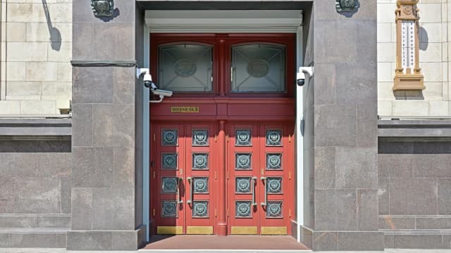 Entrada da Duma, câmara baixa do Parlamento russo, em Moscou