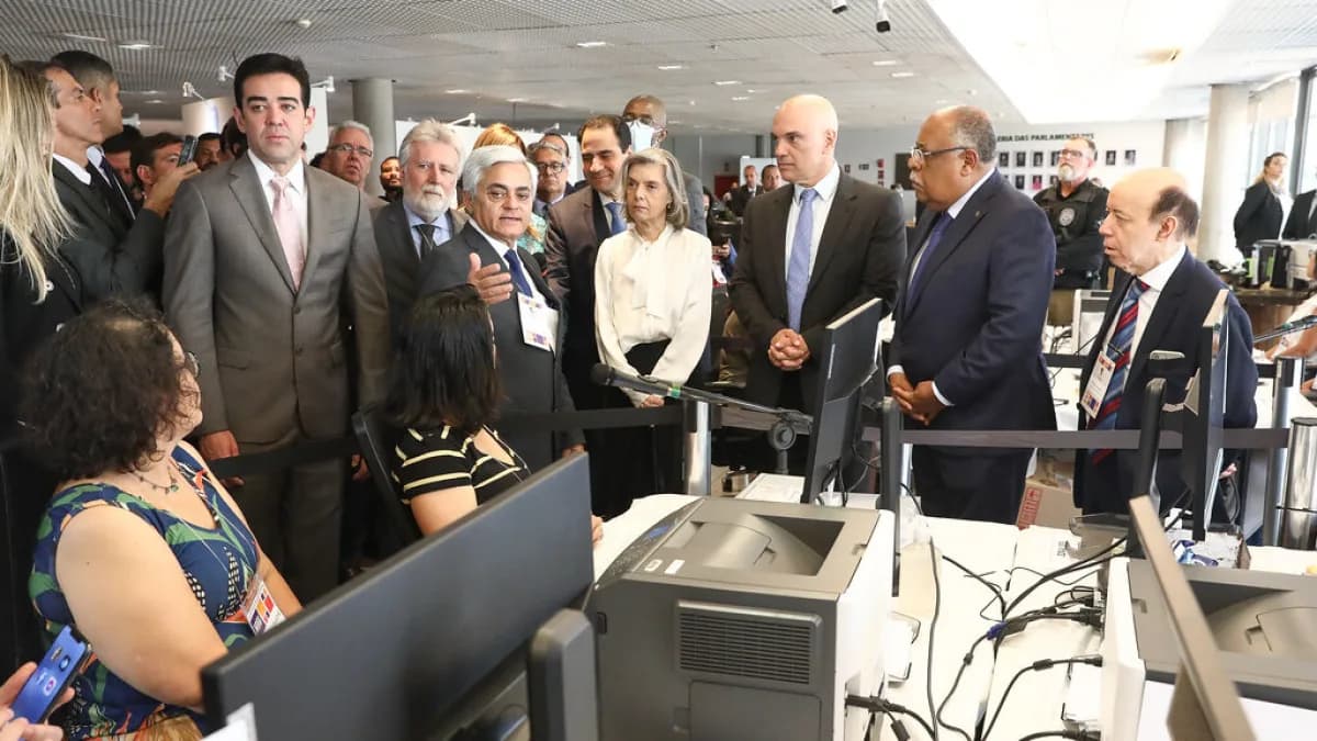 Urnas eletrônicas durante teste de integridade promovido pelo TSE (foto de arquivo)