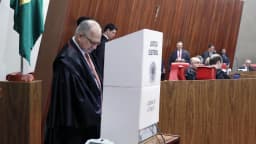Autoridade da Justiça Eleitoral vota em urna eletrônica em cerimônia do TSE (foto de arquivo)