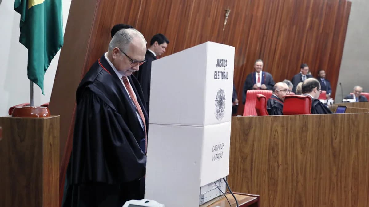 Autoridade da Justiça Eleitoral vota em urna eletrônica em cerimônia do TSE (foto de arquivo)
