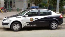 Viatura de arquivo da Polícia Civil do Rio de Janeiro estacionada em via pública