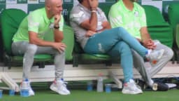 Abel Ferreira sentado no banco de reservas do Palmeiras ao lado de membros da comissão técnica