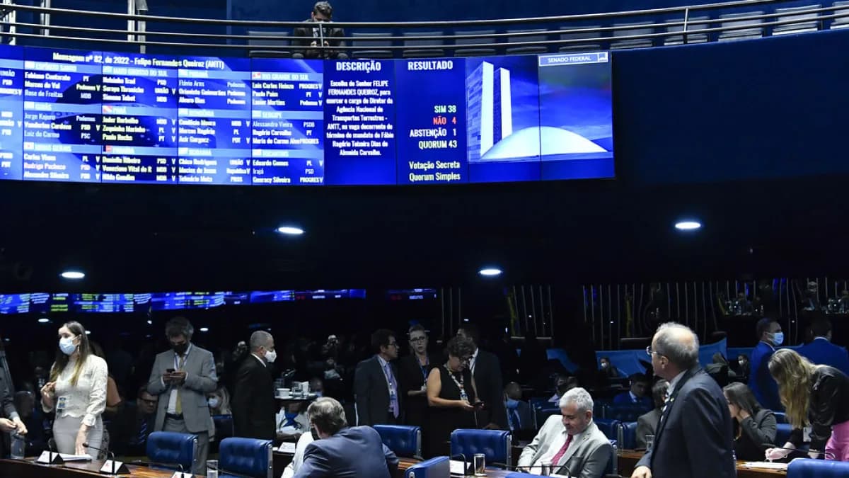 Plenário do Senado Federal durante sessão de votação, com painel eletrônico de resultado ao fundo