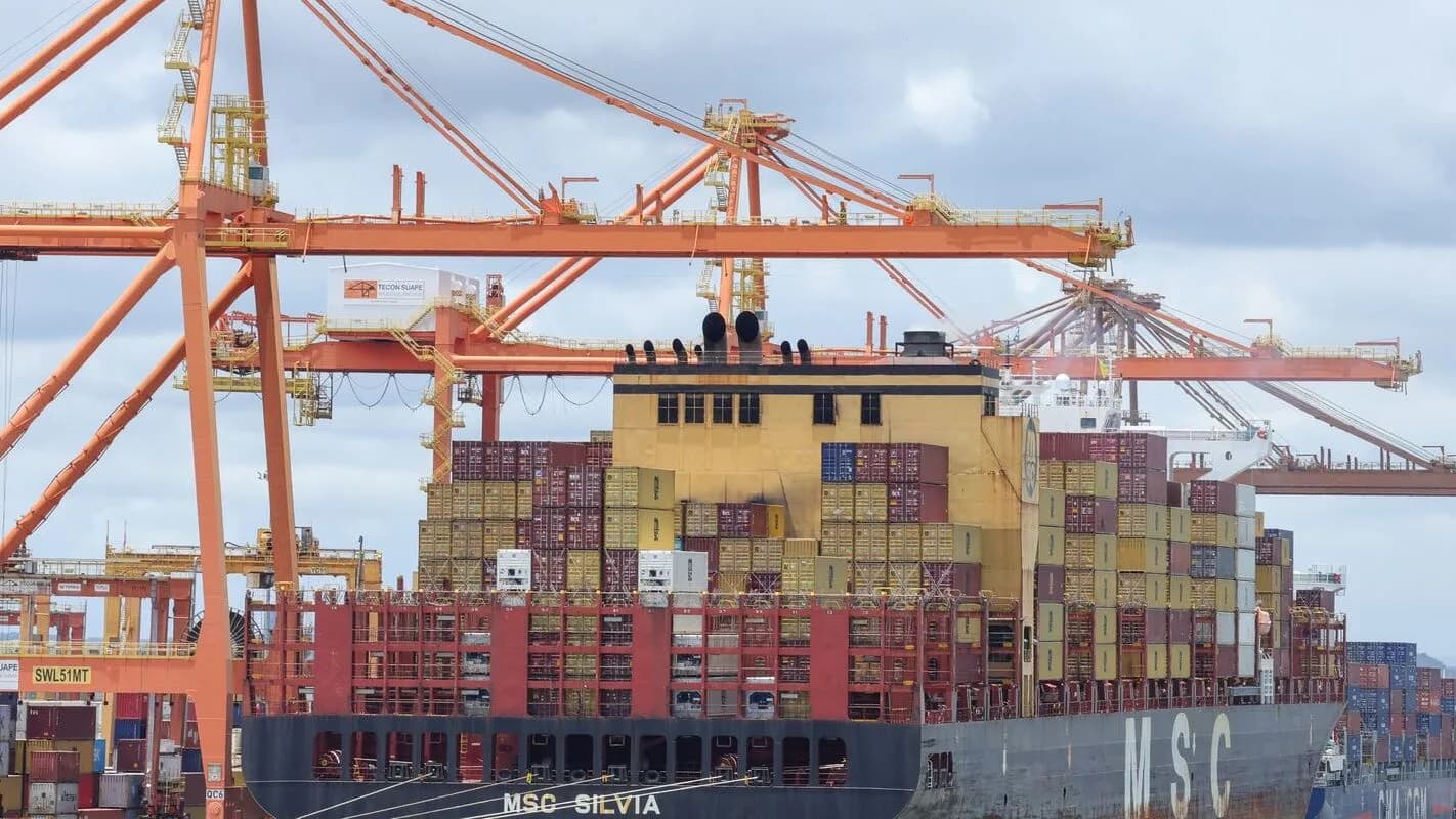 Navio cargueiro com contêineres em porto brasileiro, em imagem de contexto sobre comércio exterior