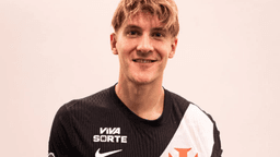 Facundo Colidio posa sorrindo com a camisa número 9 do Vasco da Gama após ser anunciado pelo clube