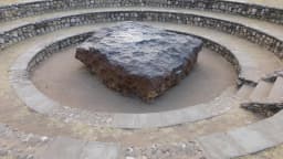 O meteorito Hoba visto de cima, dentro do anfiteatro de pedra construído ao seu redor na Namíbia