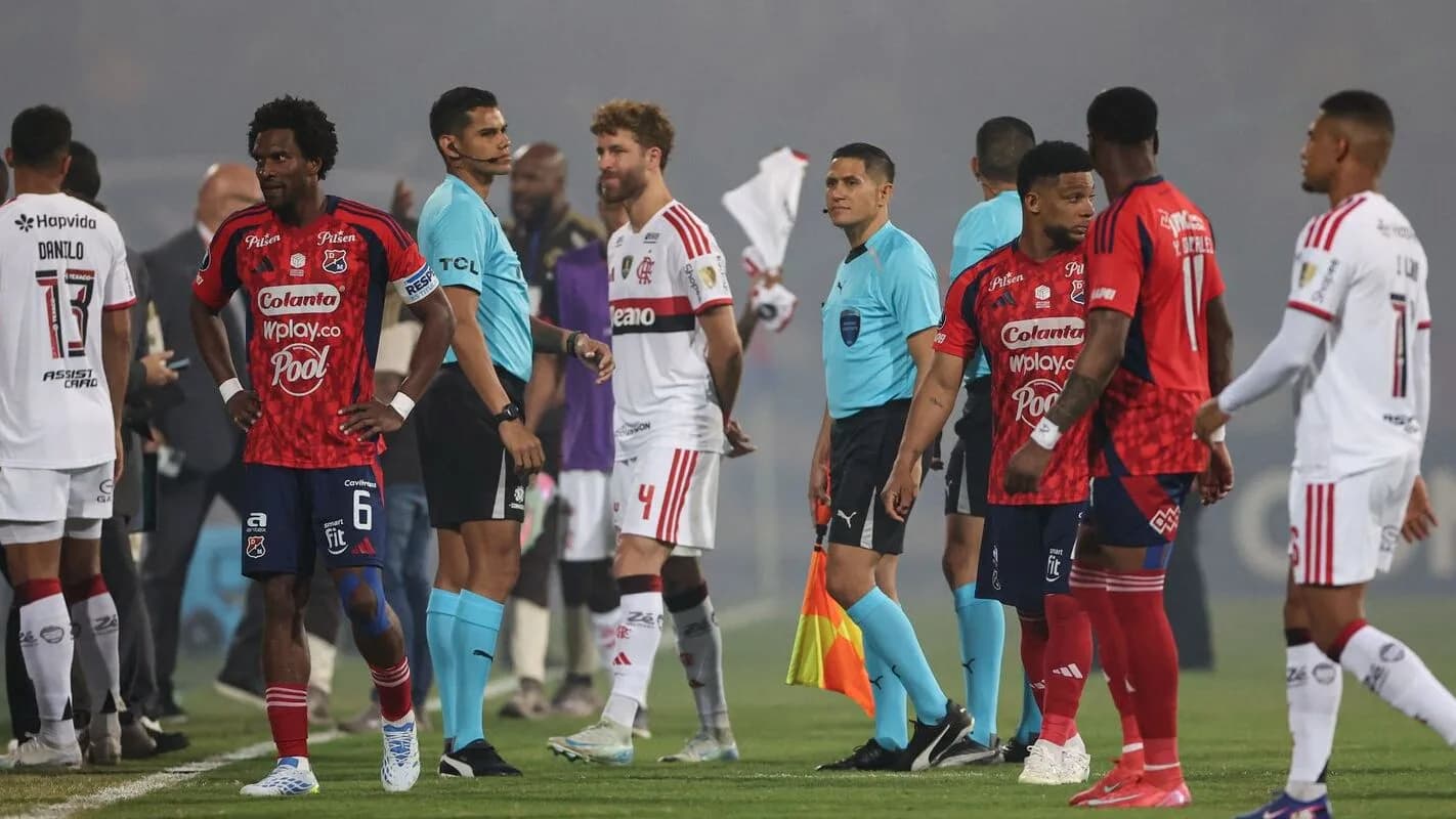 Jogadores do Flamengo reunidos em campo durante partida