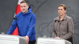 O premiê da Groenlândia, Jens-Frederik Nielsen, e a premiê da Dinamarca, Mette Frederiksen, em coletiva de imprensa conjunta