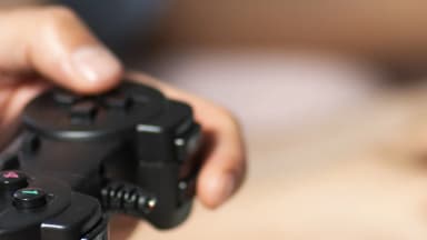 Console PlayStation com controle, imagem ilustrativa de arquivo