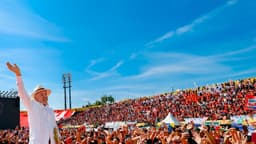 Lula acena para militantes em ato de campanha; foto de arquivo do lançamento da candidatura, em São Bernardo do Campo