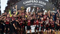 Jogadores do Flamengo erguem a taça da Libertadores em comemoração ao título de 2025