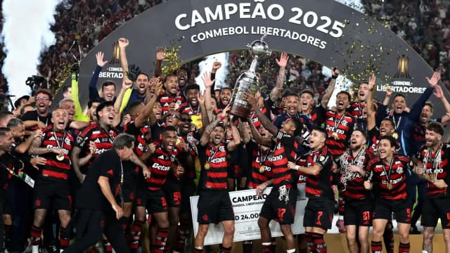 Jogadores do Flamengo erguem a taça da Libertadores em comemoração ao título de 2025