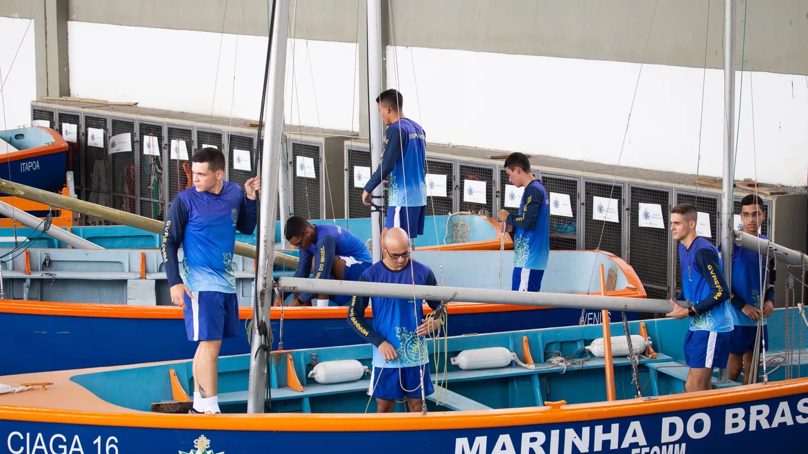 Alunos em treinamento a bordo de embarcação da Marinha do Brasil, em curso de formação de oficiais da Marinha Mercante (foto de arquivo, ilustrativa)
