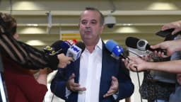 Senador Rogério Marinho fala com jornalistas que seguram microfones