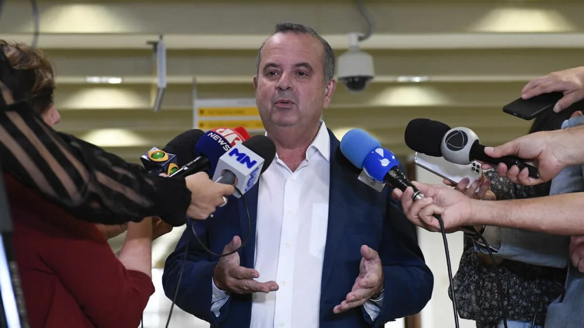 Senador Rogério Marinho fala com jornalistas que seguram microfones