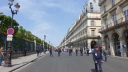 Policiais franceses da CRS enfileirados em rua de Paris durante manifestação, com prédios históricos ao fundo (foto de arquivo)