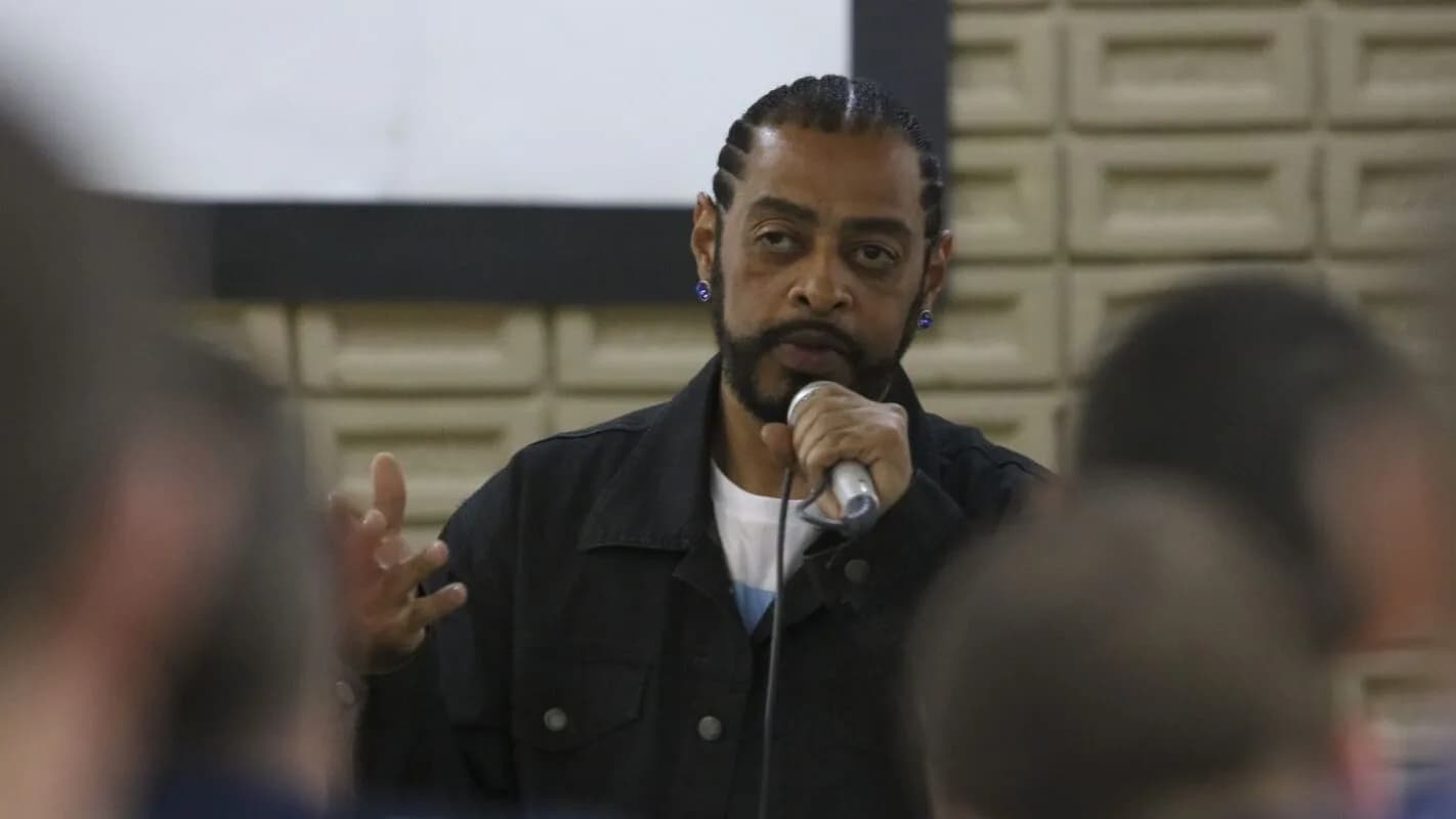 Rapper Thaíde conversando com público durante evento