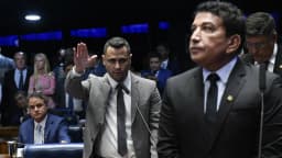 O senador Cleitinho Azevedo fala à tribuna do Senado com a mão levantada