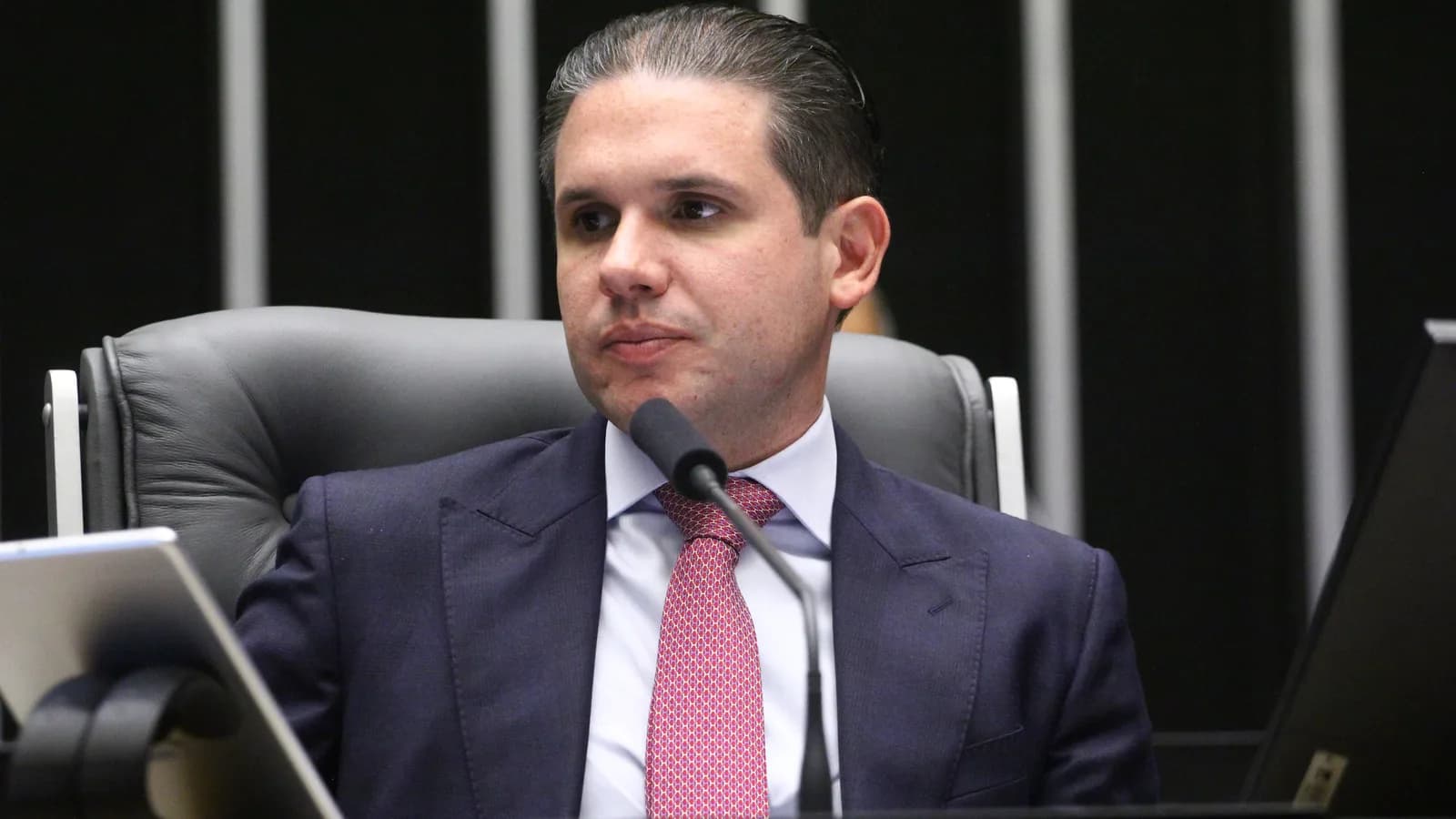 Hugo Motta preside sessão na Câmara dos Deputados