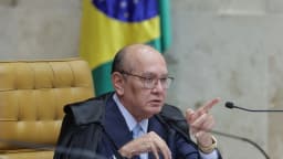 Ministro Gilmar Mendes gesticula durante sessão plenária do STF, foto de arquivo