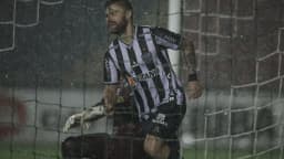 Jogador do Atlético-MG em ação durante partida na Arena MRV (foto de arquivo)