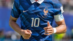 Kylian Mbappé em campo durante jogo da seleção francesa