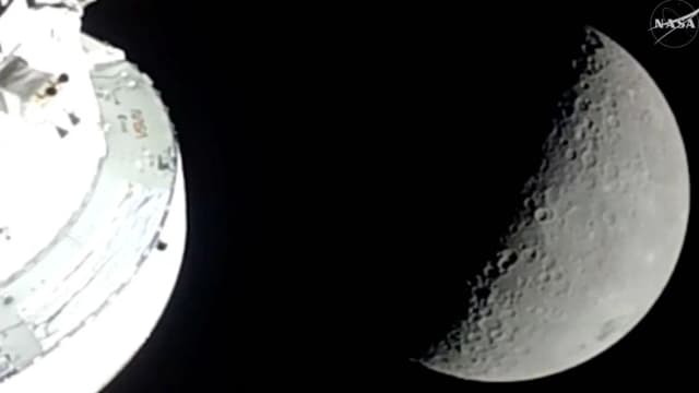 Cápsula Orion da missão Artemis II próxima à Lua, imagem divulgada pela Nasa