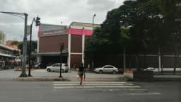 Fachada do Mercado Central de Belo Horizonte, vista da rua, com pedestres passando