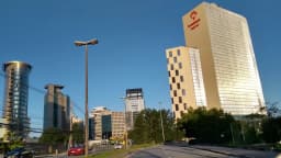 Prédio da sede do Bradesco em Barueri (SP), em dia de céu azul