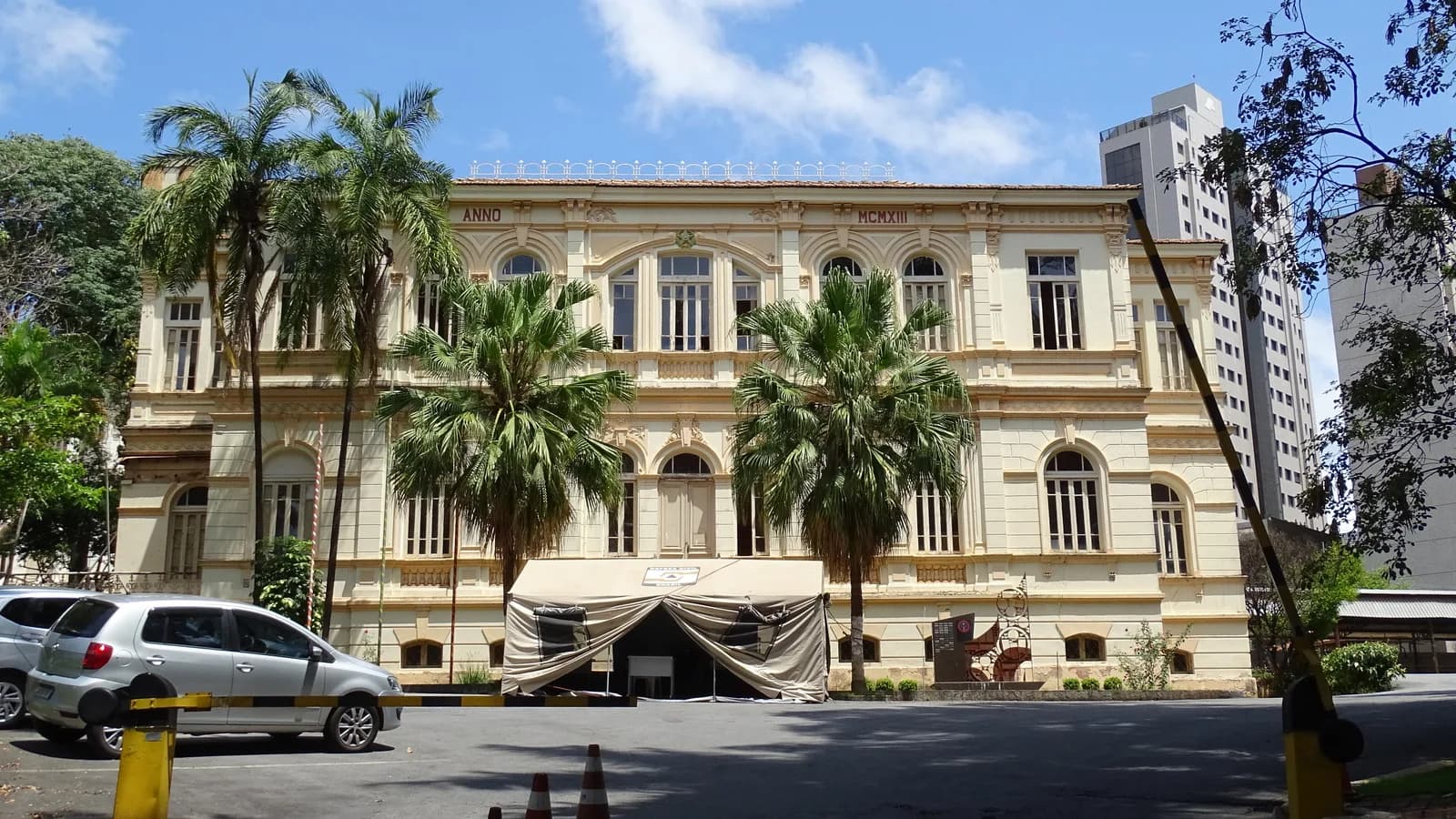 Fachada do prédio histórico do 1º Batalhão de Bombeiros Militar, em Belo Horizonte