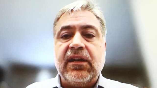 Pessoa fala por videoconferência durante audiência pública sobre transplante de medula óssea