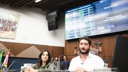 Gabriel Azevedo preside sessão no plenário da Câmara Municipal de Belo Horizonte, ao lado da secretária-geral Marcela Trópia, em foto de arquivo de dezembro de 2024