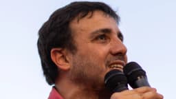 Renan Santos discursa ao microfone durante ato de campanha
